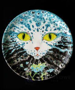 postać kota na ceramicznym talerzu