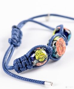 Kolorowe perły wplecione w kobaltowy, woskowany sznurek jubilerski