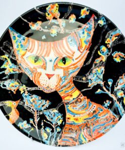 bajkowa koteczka na fajansowym talerzu