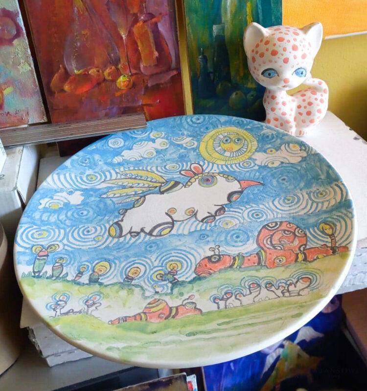 Fajansowy talerz malowany ręcznie przed wypałem