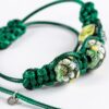 Zielone perły wplecione w wiosenny, woskowany sznurek jubilerski