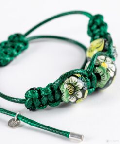 Zielone perły wplecione w wiosenny, woskowany sznurek jubilerski